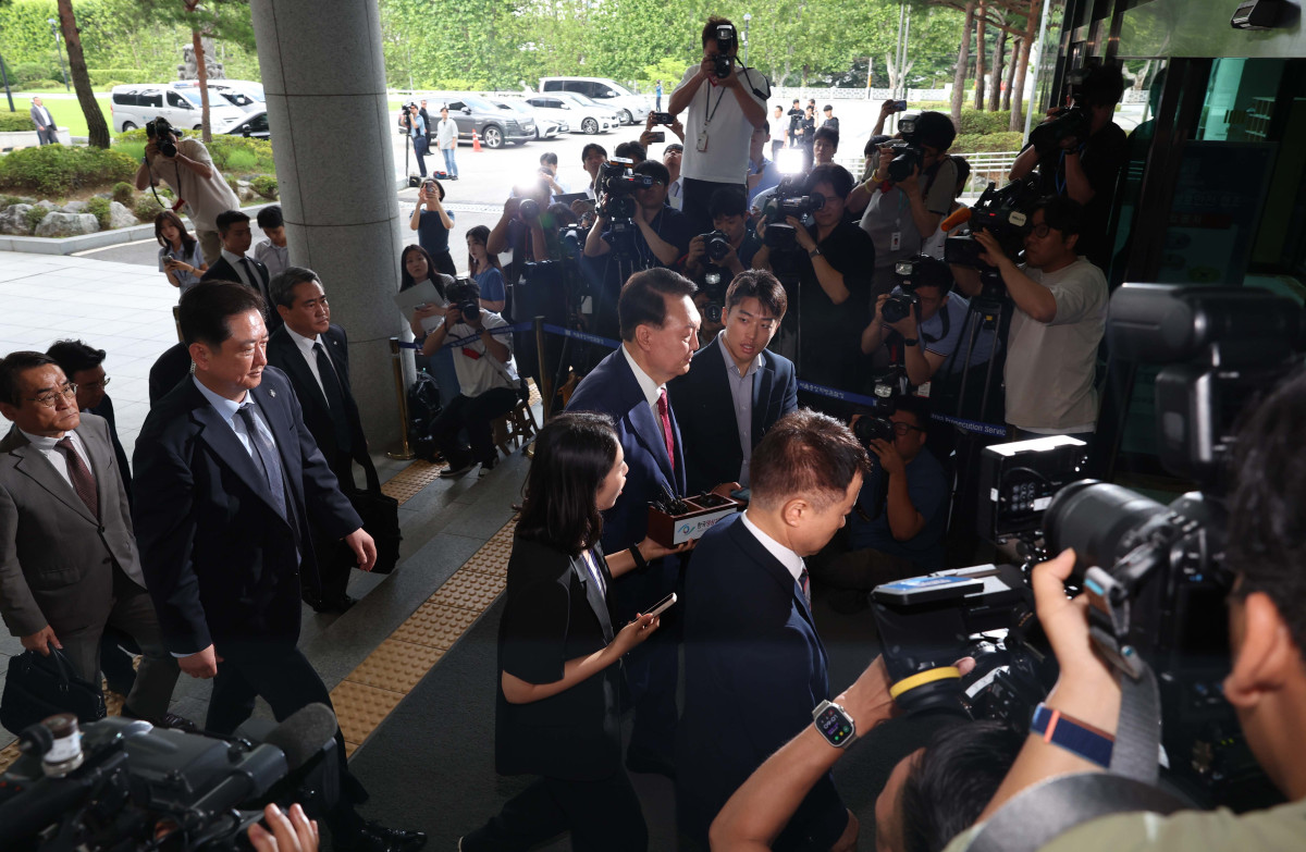 ▲윤석열 전 대통령이 5일 서울 서초구 서울고검에 마련된 내란특검 사무실로 2차 조사를 받기위해 출석하고 있다. 신태현 기자 holjjak@