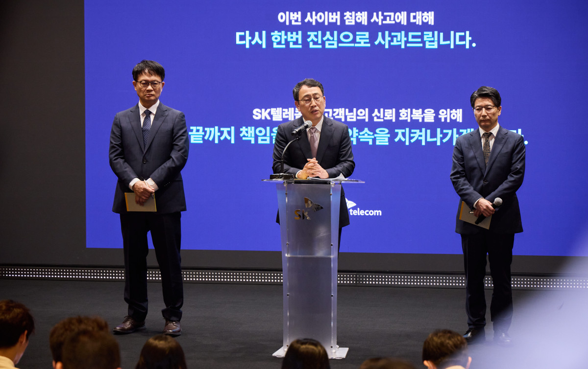 ▲유영상 SK텔레콤 대표이사(사장)는 4일 본사 T타워 4층 수펙스홀에서 열린 간담회에서 사이버 침해 사고 이후 위약금 전액 면제 결정을 발표했다. 사진은 왼쪽부터 류정환 네트워크 인프라 센터장, 유영상 CEO, 임봉호 MNO사업부장. (안유리 기자 inglass@) (사진제공=SK텔레콤)