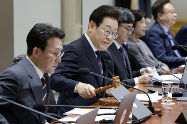 ▲이재명 대통령이 5일 서울 용산 대통령실 청사에서 열린 국무회의에서 의사봉을 두드리며 개회 선언을 하고 있다. 2025.7.5 [대통령실통신사진기자단]   (연합뉴스 )