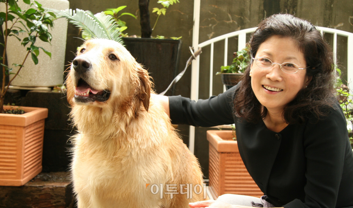 ▲ 최근 책 '개에게 배운다'를 출간한 김나미 씨의 모습. (본인 제공)