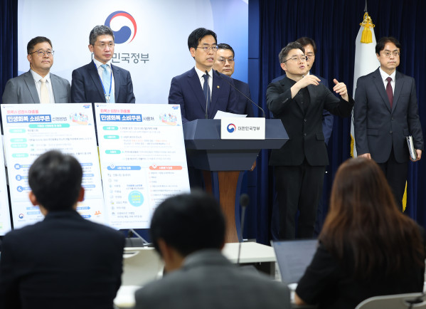 ▲김민재 행정안전부장관 직무대행이 5일 정부서울청사 브리핑룸에서 민생회복 소비쿠폰 1차 지급계획을 발표하고 있다. 정부는 7월 21일부터 9월 12일까지 1차로 전 국민에 최소 15만에서 최대 45만원 상당의 소비쿠폰을 지급 후 소득 선별 절차를 거쳐 9월 22일부터 국민의 90%에 10만원을 추가로 지급할 예정이다. (연합뉴스 )