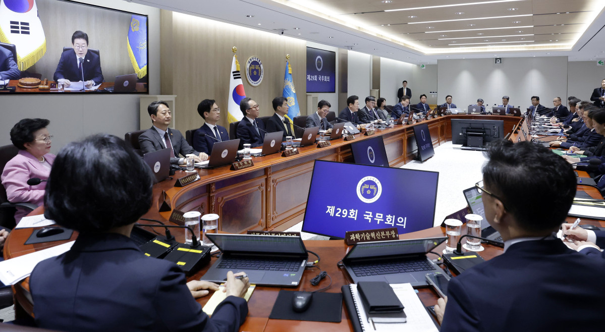 ▲이재명 대통령이 5일 서울 용산 대통령실 청사에서 열린 국무회의를 주재하고 있다. (사진제공=대통령실통신사진기자단)