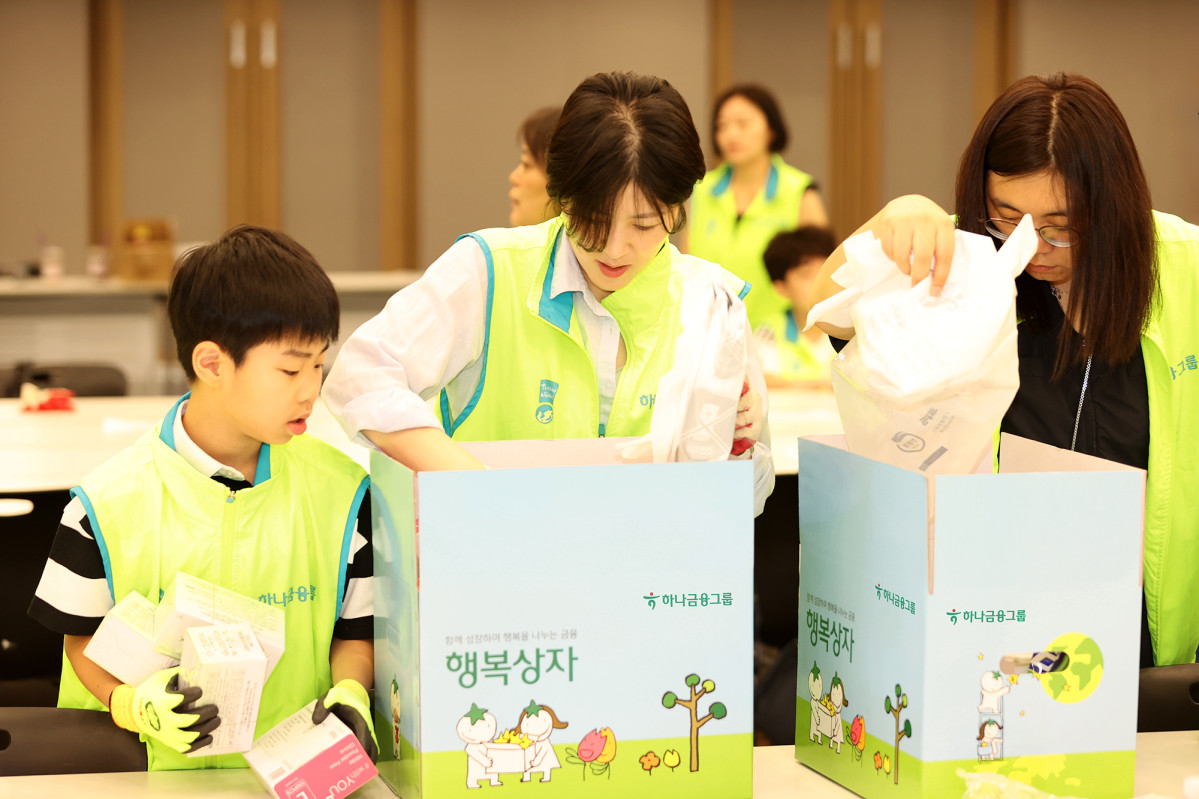 ▲하나금융그룹은 5일 명동상인협의회와 함께 지역 소상공인과의 상생을 위한 『행복상자 전달 및 행복한 줍깅』 임직원 봉사활동을 실시했다고 밝혔다. (사진제공=하나금융그룹)