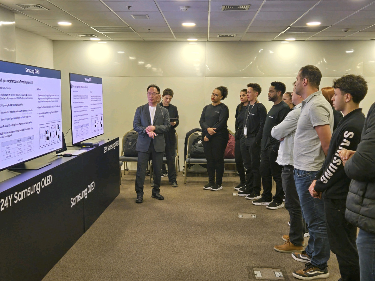 ▲브라질 상파울루에서 지난 달 열린 '2025 중남미 VD 세미나'에서 참석자들이 OLED의 화질 기술을 살펴보고 있다. (사진제공=삼성전자)