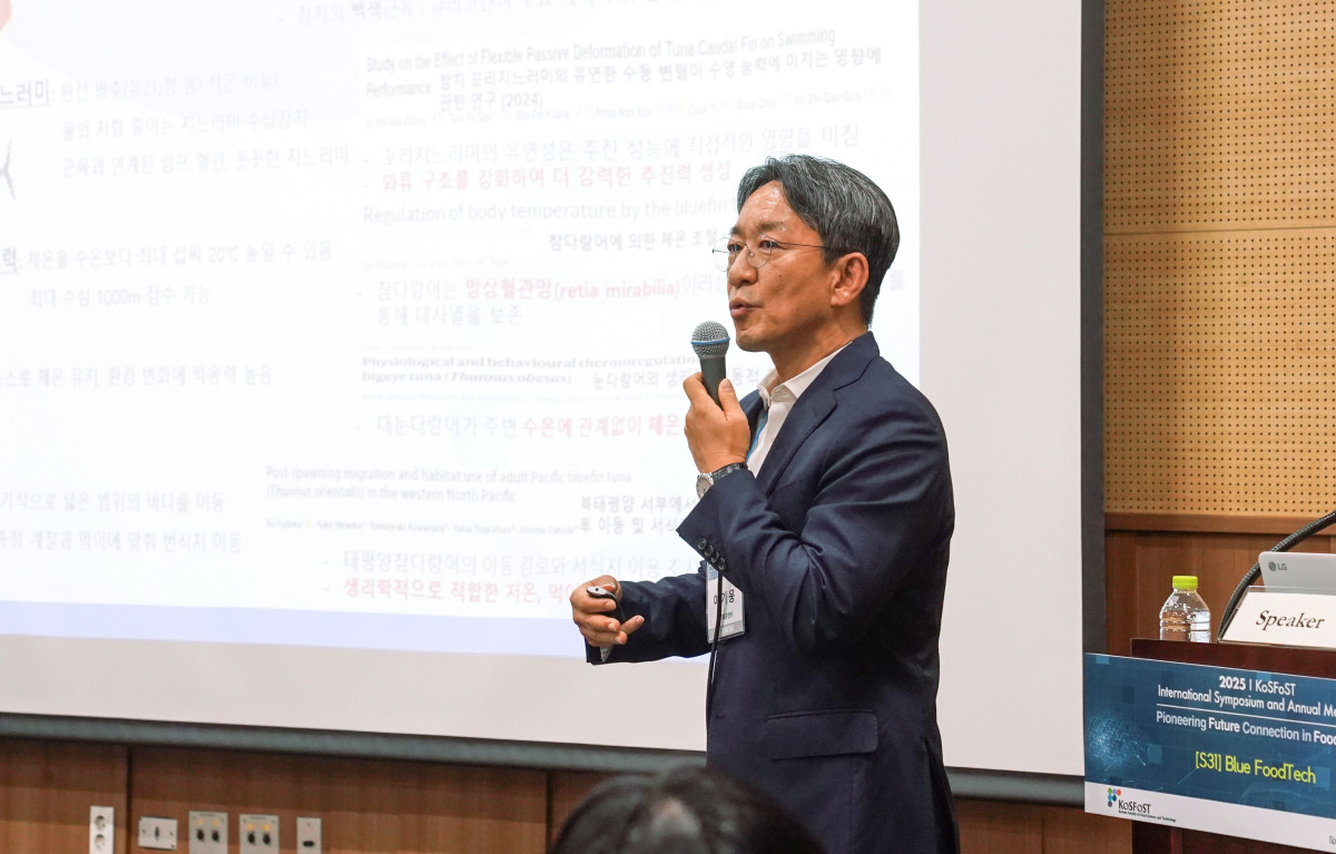 ▲이기웅 동원F&B 식품과학연구원장이 4일 광주 김대중컨벤션센터에서 열린 '2025 한국식품과학회 국제학술대회'에서 ‘블루푸드테크’에 대해 발표하고 있다. (사진제공=동원F&B)