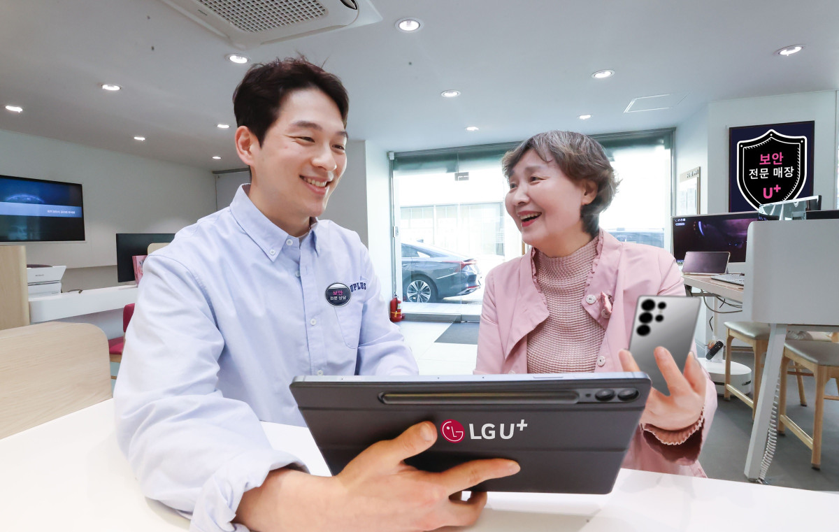 ▲LG유플러스 매장에서 U+보안전문상담사가 고객에게 보안 상담을 제공하는 모습 (사진제공=LG유플러스)