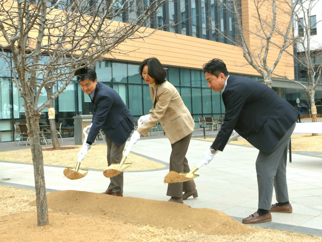▲김경아(가운데) 삼성바이오에피스 사장이 올해 2월 28일 창립 13주년을 맞아 새로운 도약을 다짐하는 기념 식수 행사를 진행하고 있다. (사진제공=삼성바이오에피스)