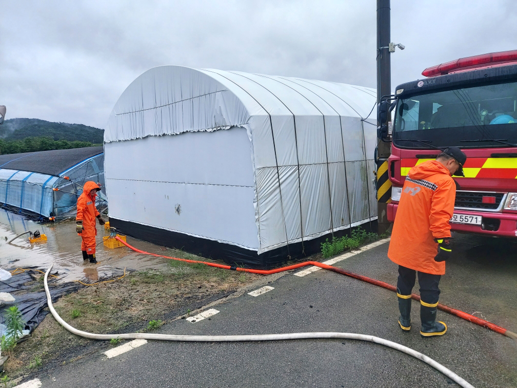 ▲올해 6월 21일 전남 담양군 봉산면 양지리 한 비닐하우스에서 소방 당국이 배수 작업을 벌이고 있다. (뉴시스)