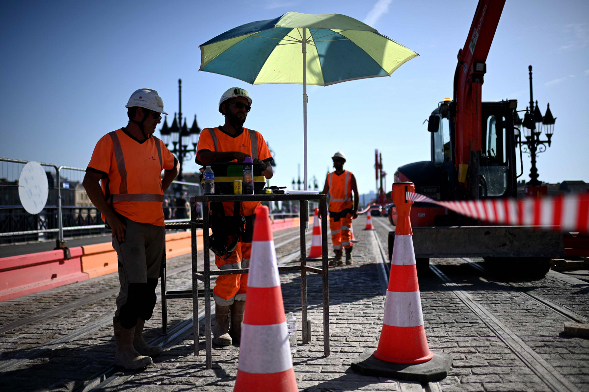 ▲프랑스 남서부 보르도에서 지난달 30일(현지시간) 폭염이 계속되는 가운데 노동자들이 햇볕을 피하고 있다.  (보르도(프랑스)/AFP연합뉴스)