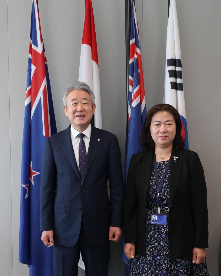 ▲강호동 농협중앙회장이 김경희 유럽부흥개발은행 이사와 기념촬영을 하고 있다. (사진제공=농협중앙회)