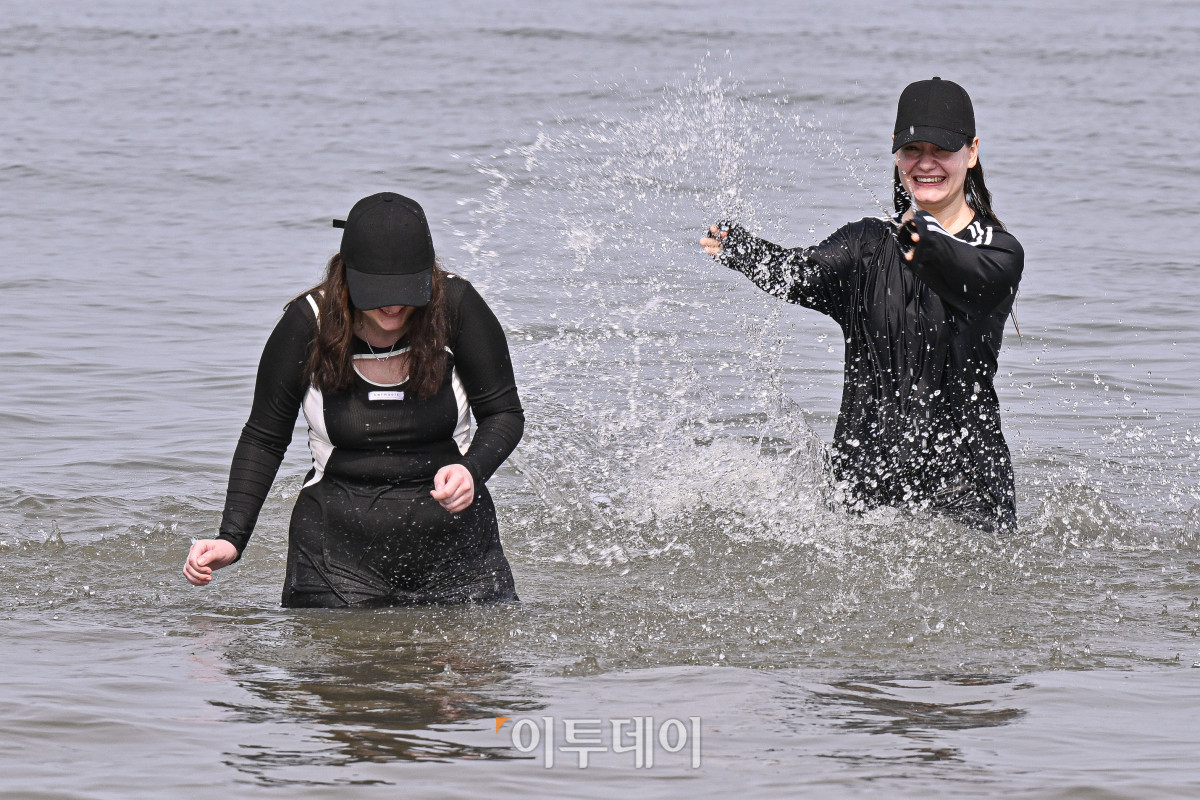 ▲전국에 폭염특보가 발효 중인 6일 인천 중구 을왕리해수욕장에서 외국인 관광객들이 물놀이를 하며 더위를 식히고 있다. 조현호 기자 hyunho@