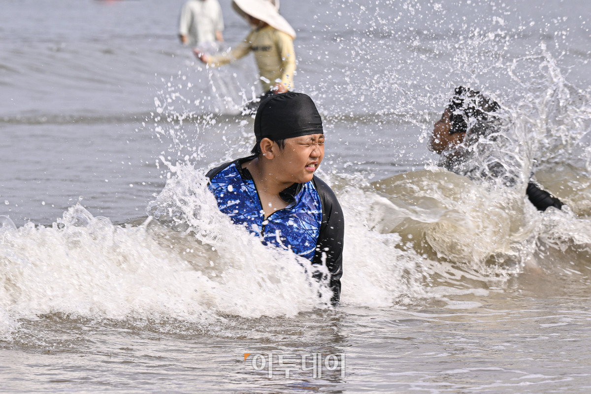 ▲전국에 폭염특보가 발효 중인 6일 인천 중구 을왕리해수욕장에서 어린이들이 물놀이를 하며 더위를 식히고 있다. 조현호 기자 hyunho@