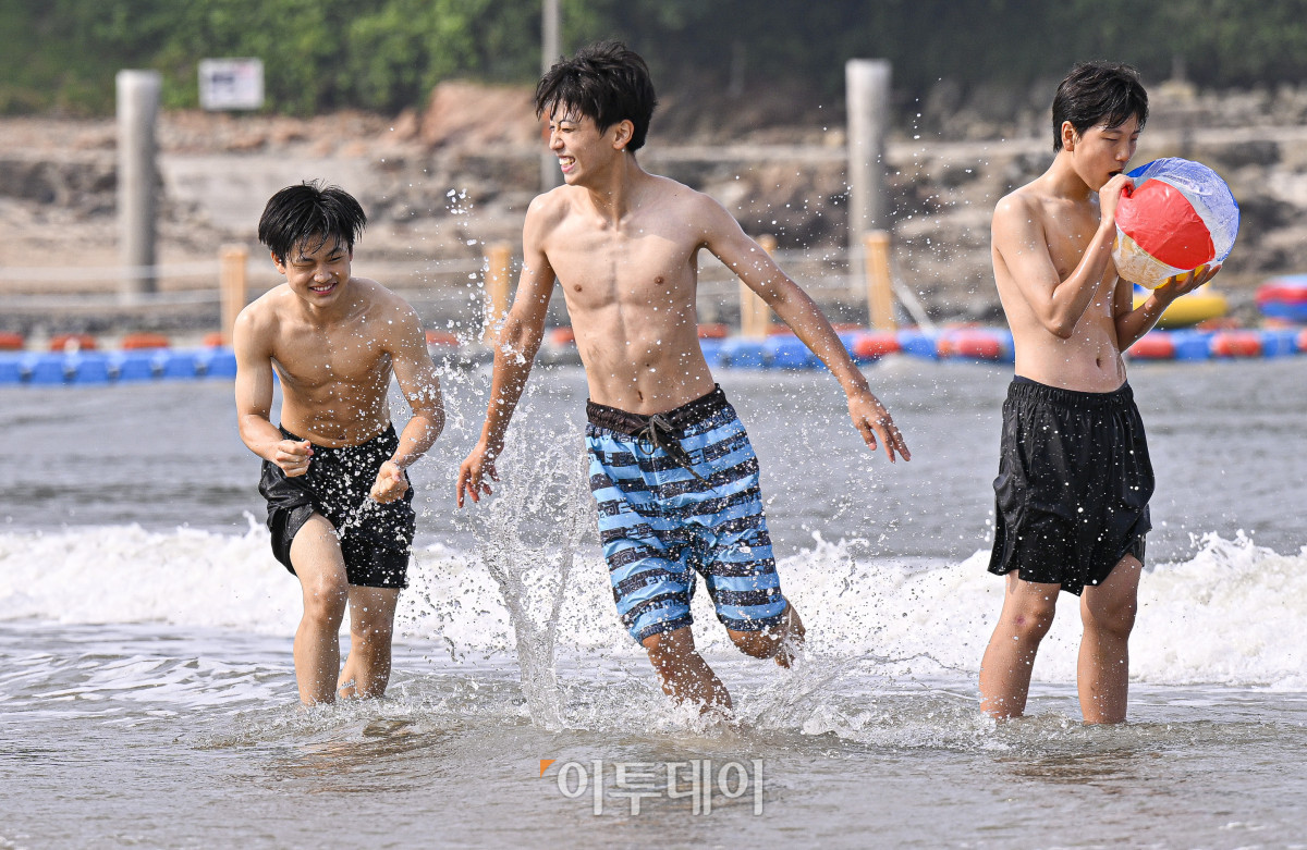 ▲전국에 폭염특보가 발효 중인 6일 인천 중구 을왕리해수욕장에서 시민들이 물놀이를 하며 더위를 식히고 있다. 조현호 기자 hyunho@