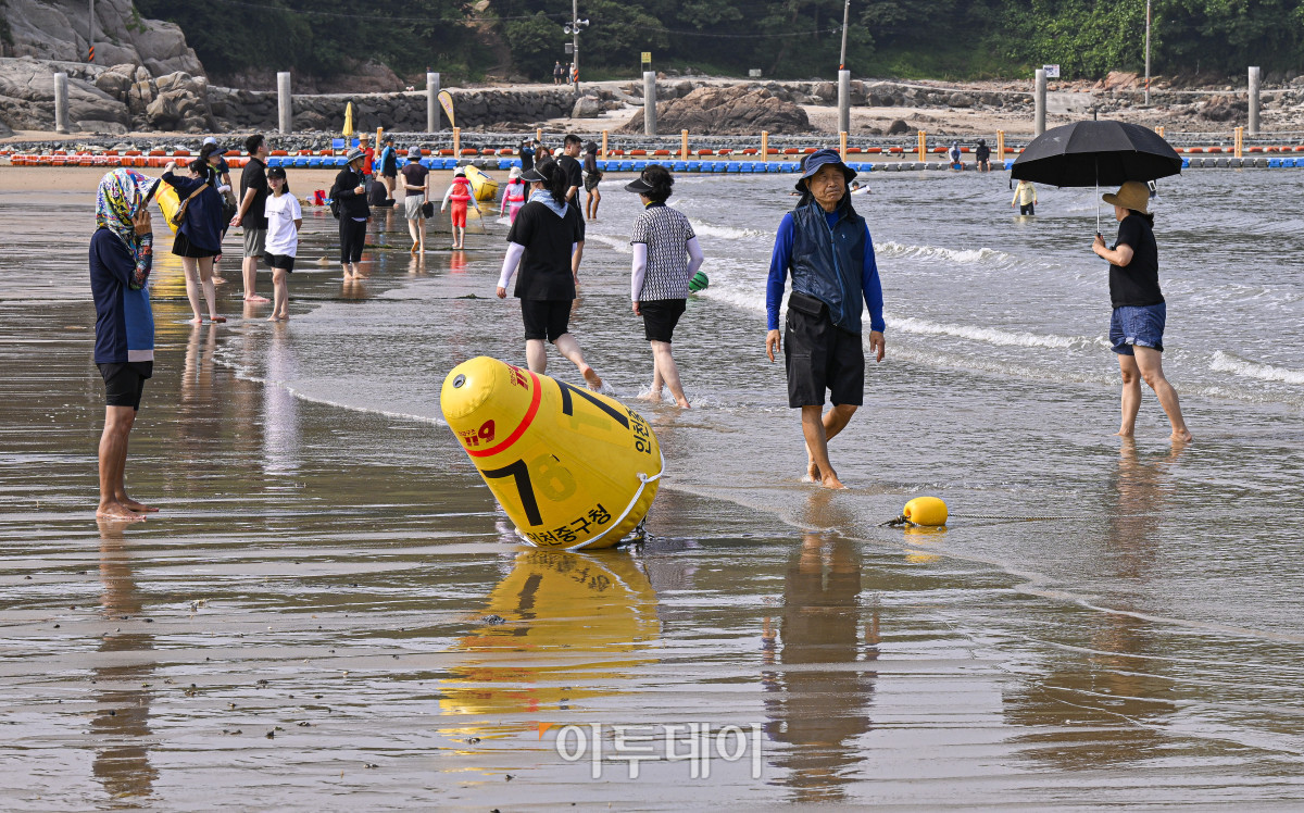 ▲전국에 폭염특보가 발효 중인 6일 인천 중구 을왕리해수욕장에서 시민들이 해안가를 걸으며 더위를 식히고 있다. 조현호 기자 hyunho@