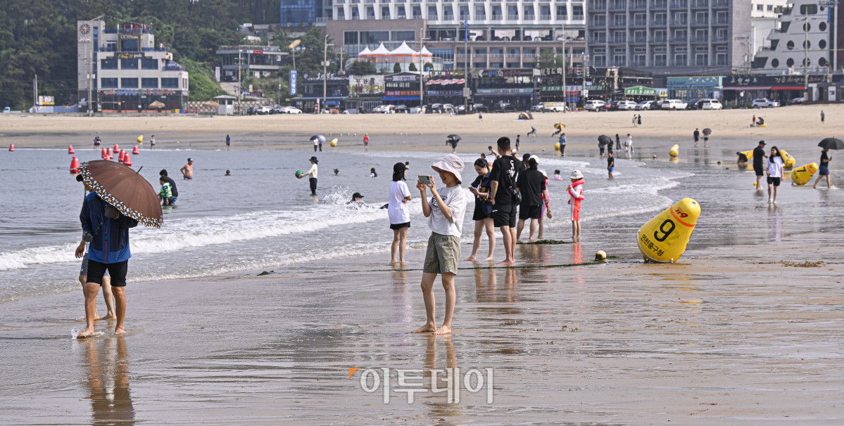 ▲전국에 폭염특보가 발효 중인 6일 인천 중구 을왕리해수욕장에서 시민들이 물놀이를 하며 더위를 식히고 있다. 조현호 기자 hyunho@