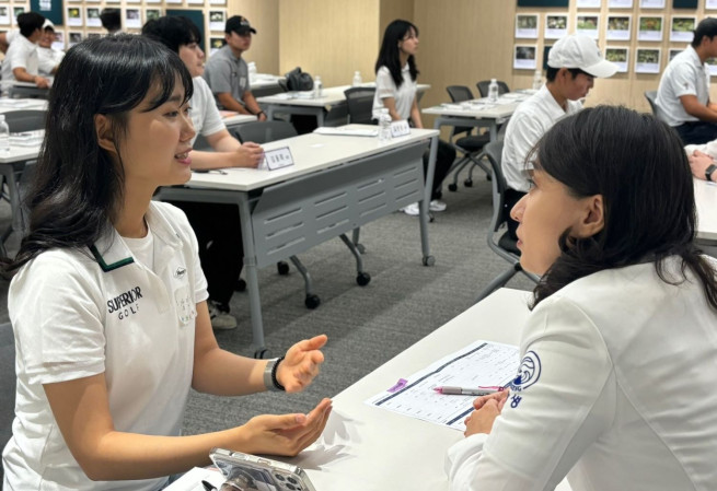 ▲자생메디바이오센터에 방문한 최경주재단 장학생들이 자생의료재단 의료진에게 진료 상담을 받고 있다. (사진제공=자생한방병원)