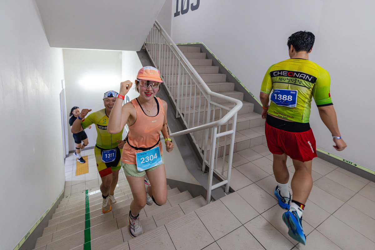 ▲참가자들이 롯데월드타워 1층부터 123층까지 2917개 계단을 오르는 수직 마라톤을 하고 있다. (사진제공=롯데물산)