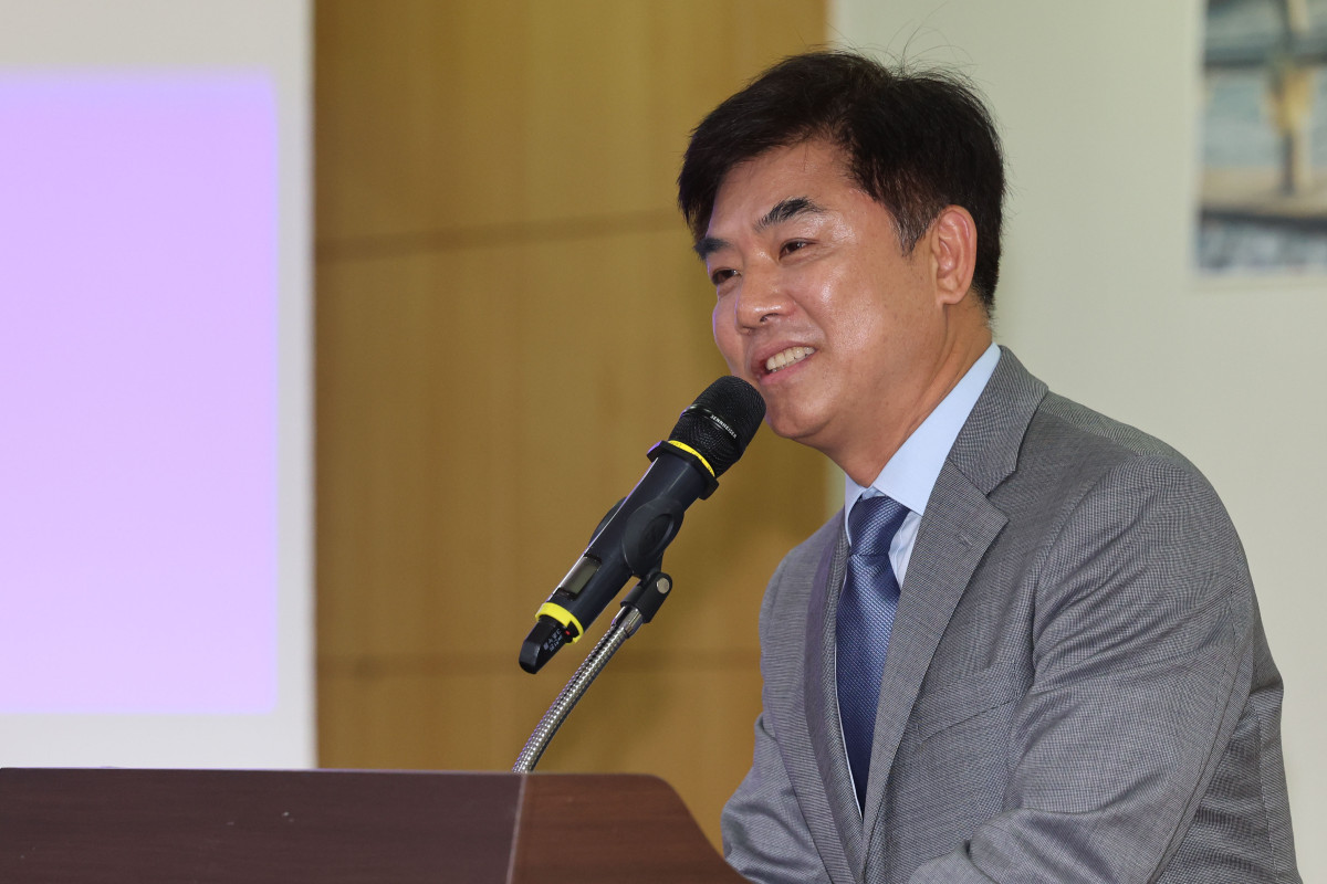 ▲김병욱 더불어민주당 의원이 20일 서울 여의도 국회 의원회관에서 열린 세월호 10주기 추모 '남쪽 항구에는 여전히 기다리는 이들이 있다' 상영회에서 인사말을 하고 있다. 2024.05.20.  (뉴시스)