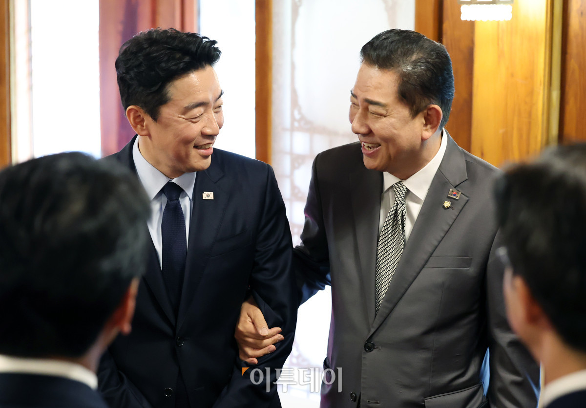 ▲김병기(오른쪽) 더불어민주당 대표 직무대행 겸 원내대표, 강훈식 대통령 비서실장이 6일 서울 종로구 국무총리 공관에서 열린 이재명 정부 첫 고위당정협의회에서 대화를 하고 있다. 조현호 기자 hyunho@