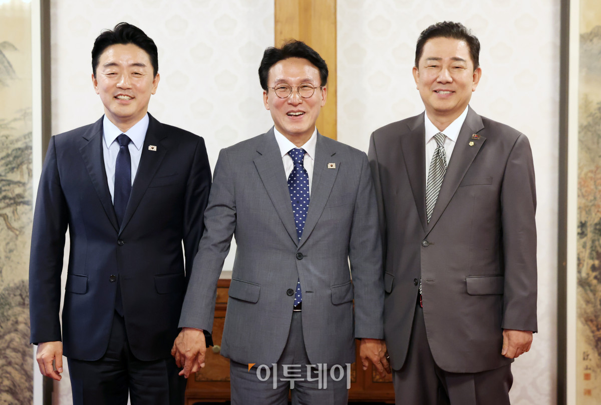 ▲김민석(가운데) 국무총리와 김병기(오른쪽) 더불어민주당 대표 직무대행 겸 원내대표, 강훈식 대통령 비서실장이 6일 서울 종로구 국무총리 공관에서 열린 이재명 정부 첫 고위당정협의회에서 기념촬영을 하고 있다. 조현호 기자 hyunho@