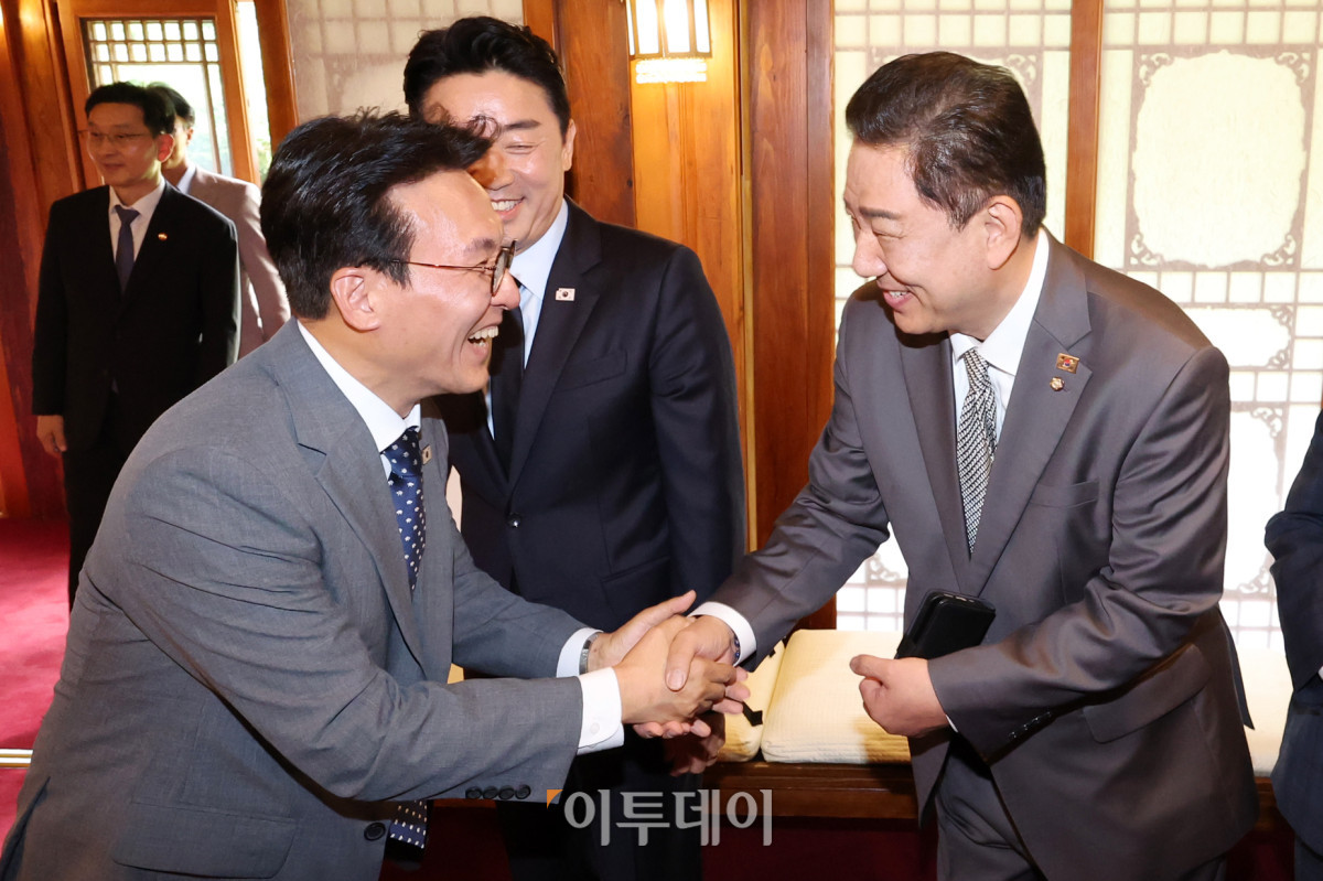▲김민석(왼쪽) 국무총리와 김병기(오른쪽) 더불어민주당 대표 직무대행 겸 원내대표, 강훈식 대통령 비서실장이 6일 서울 종로구 국무총리 공관에서 열린 이재명 정부 첫 고위당정협의회에서 인사를 하고 있다. 조현호 기자 hyunho@