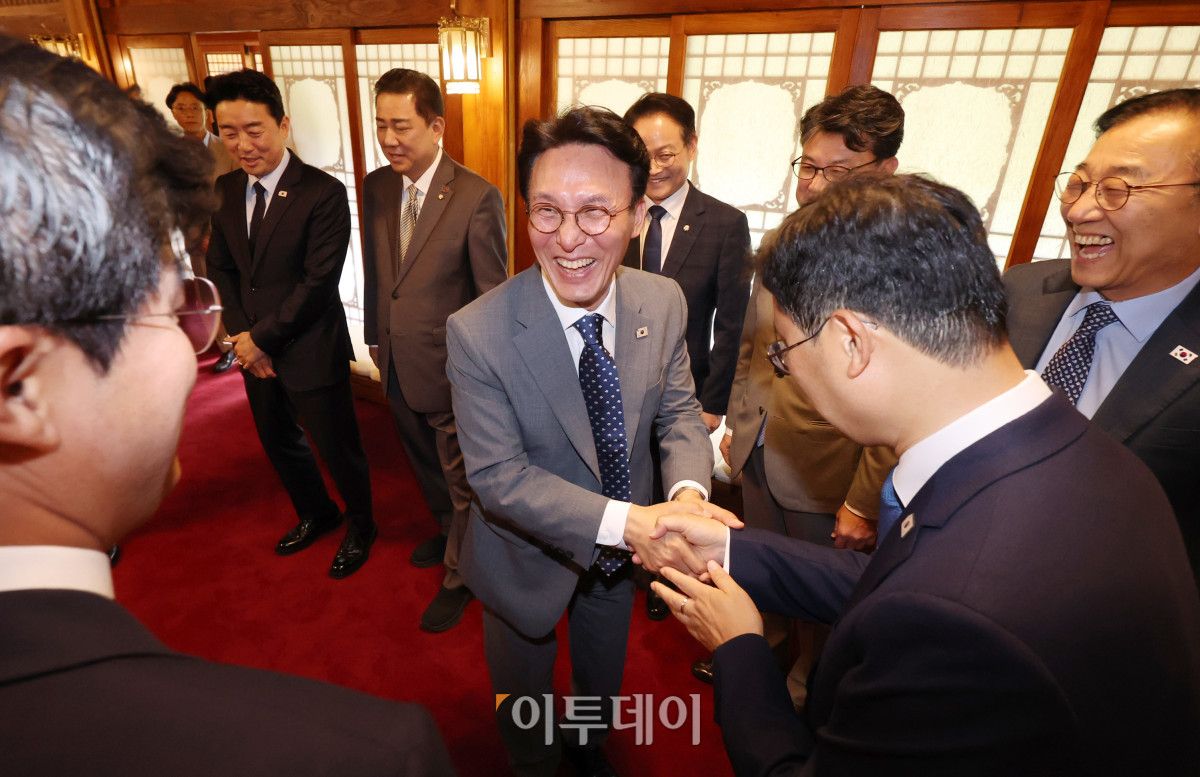 ▲김민석 국무총리가 6일 서울 종로구 국무총리 공관에서 열린 이재명 정부 첫 고위당정협의회에서 참석자들과 인사를 하고 있다. 조현호 기자 hyunho@