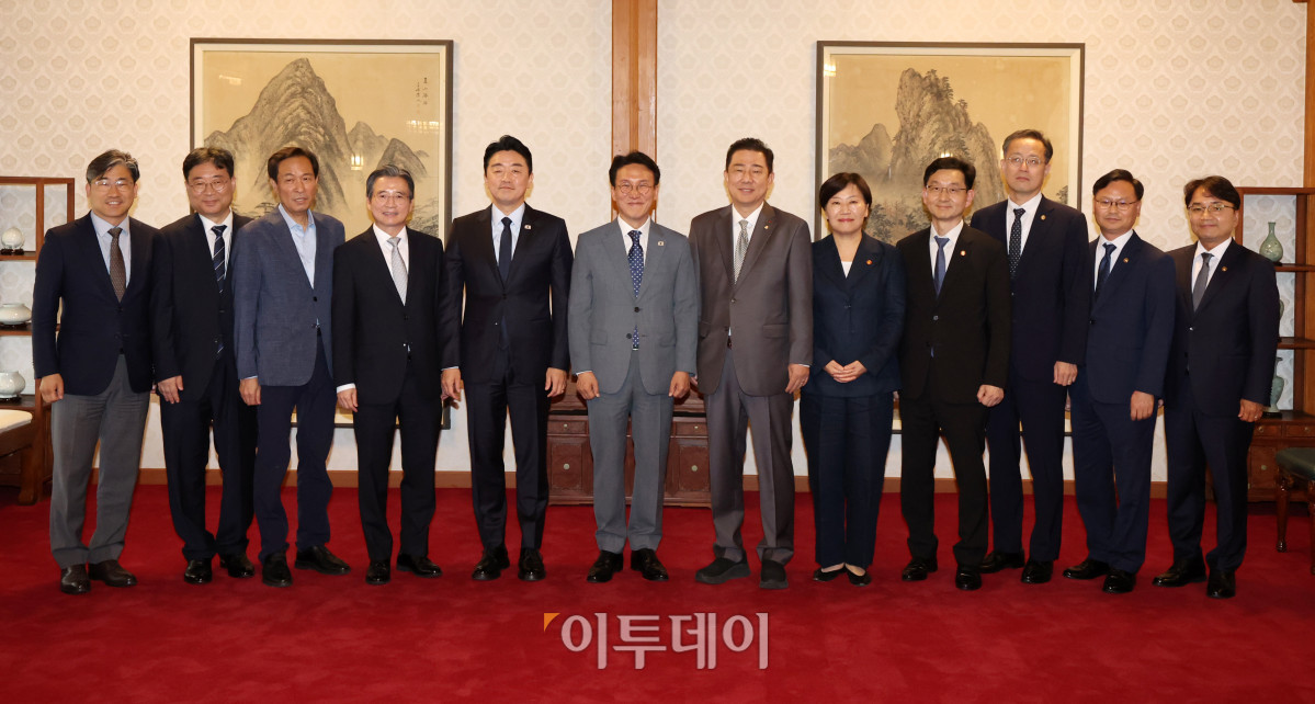▲김민석(오른쪽 일곱 번째) 국무총리와 김병기(오른쪽 여섯 번째) 더불어민주당 대표 직무대행 겸 원내대표, 강훈식 대통령 비서실장 등 참석자들이 6일 오후 서울 종로구 삼청동 국무총리 공관에서 열린 이재명 정부 첫 고위당정협의회에서 기념촬영을 하고 있다. 조현호 기자 hyunho@