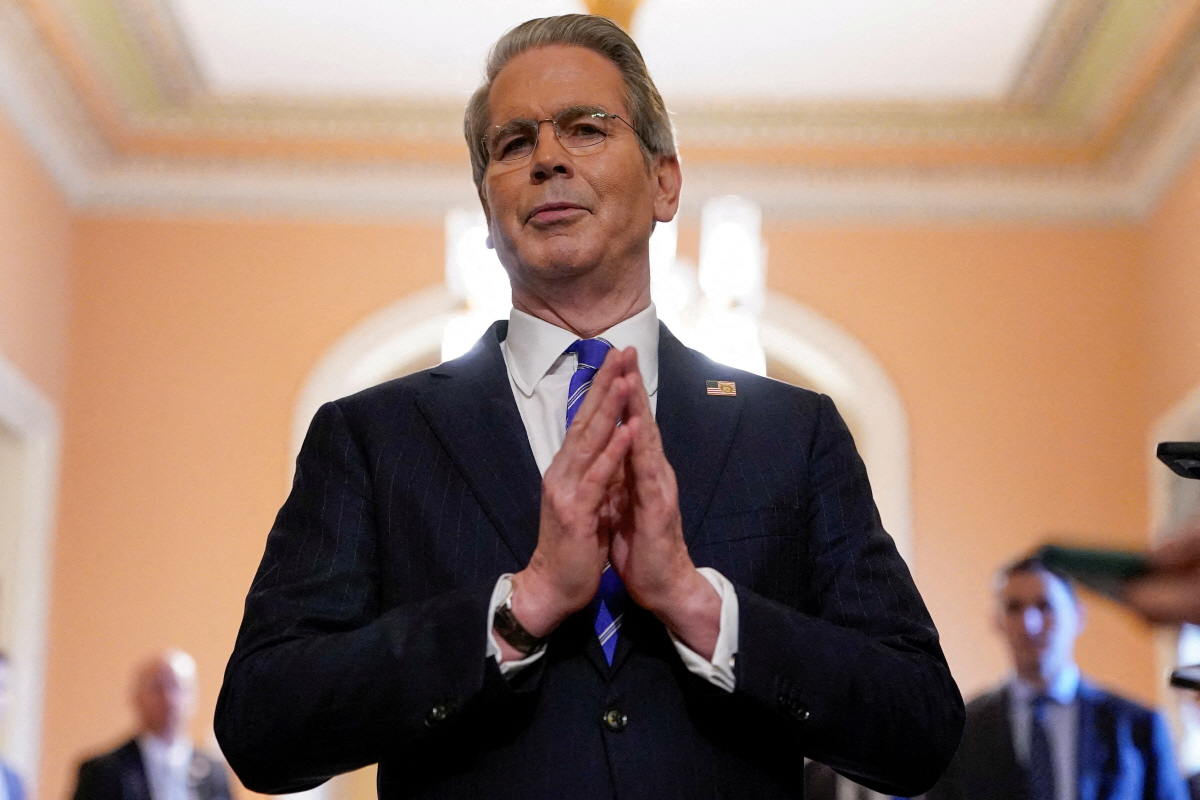 ▲스콧 베선트 미국 재무장관이 지난달 27일(현지시간) 워싱턴D.C.에서 기자들과 이야기하고 있다. 워싱턴D.C./로이터연합뉴스