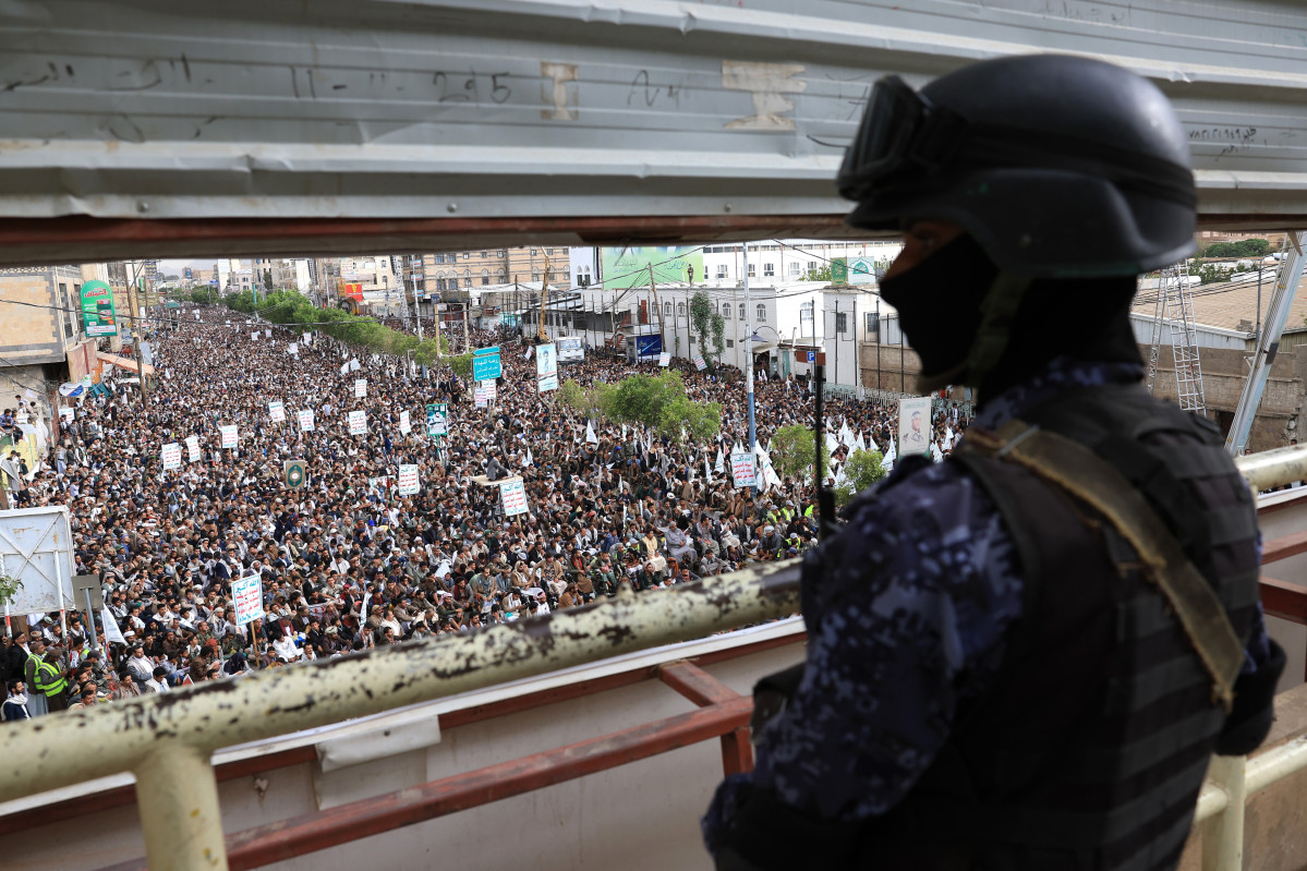 ▲예멘 시아파 무슬림들이 시아파의 최대 기념일인 아슈라의 날 6일(현지시간)을 맞아 한 후티 병사가 경계를 서고 있다. EPA연합뉴스 