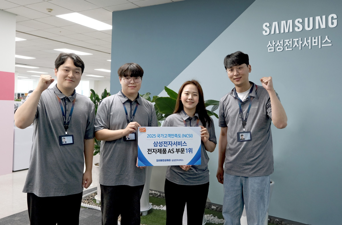 ▲삼성전자서비스 임직원들의 2025 국가고객만족도 1위 기념 촬영 (자료제공=삼성전자서비스)