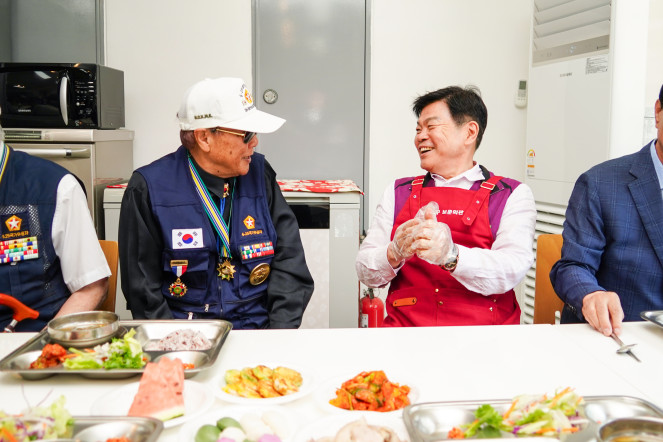 ▲지난달 동대문구 보훈회관에서 열린 ‘보훈나눔행사’에 참석해 유공자들과 담소 나누는 이필형(오른쪽) 동대문구청장. (사진제공=동대문구)