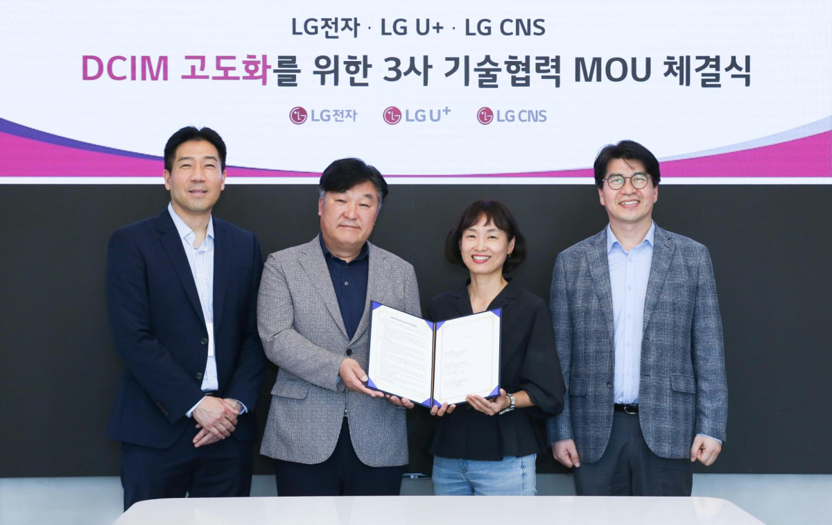 ▲LG유플러스는 LG전자, LG CNS와 함께 인공지능(AI)과 디지털 트윈 기술을 접목한 데이터센터 냉방 효율화 기술  실증에 나선다고 7일 밝혔다. 사진은 (왼쪽부터)유우진 LG전자 Open Innovation TF 담당, 박완규 LG전자 칠러사업담당, 정숙경 LG유플러스 AIDC사업담당, 오중수 LG CNS 스마트시티서비스담당이 2일 LG유플러스 용산사옥에서 열린 협약식에서 기념촬영을 하고 있는 모습. (사진제공=LG유플러스)