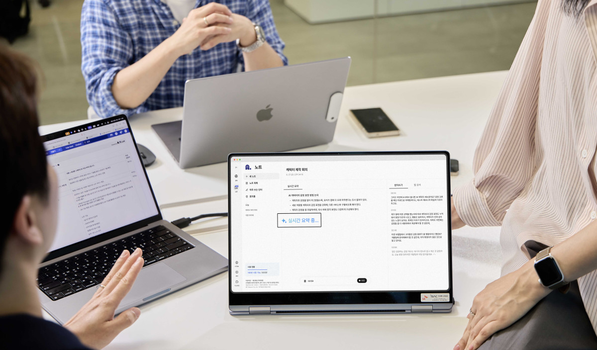 ▲SKT 모델이 에이닷 ‘노트’ 웹 버전 실시간 요약 기능을 사용하는 모습. (사진제공=SK텔레콤)
