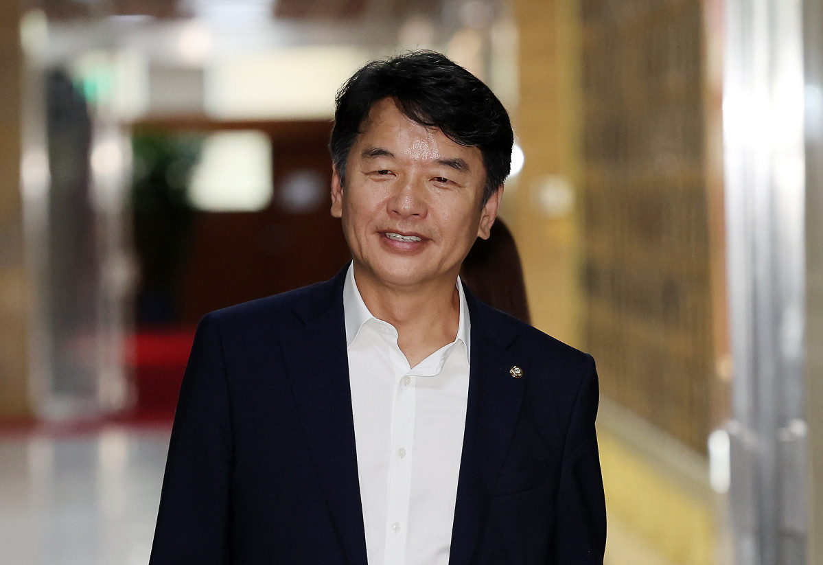 ▲문진석 더불어민주당 원내수석부대표가 지난달 19일 오후 서울 여의도 국회에서 원 구성 협상 등을 위한 여야 원내수석 회동을 위해 운영위원회 소회의실로 향하고 있다. (사진=뉴시스)