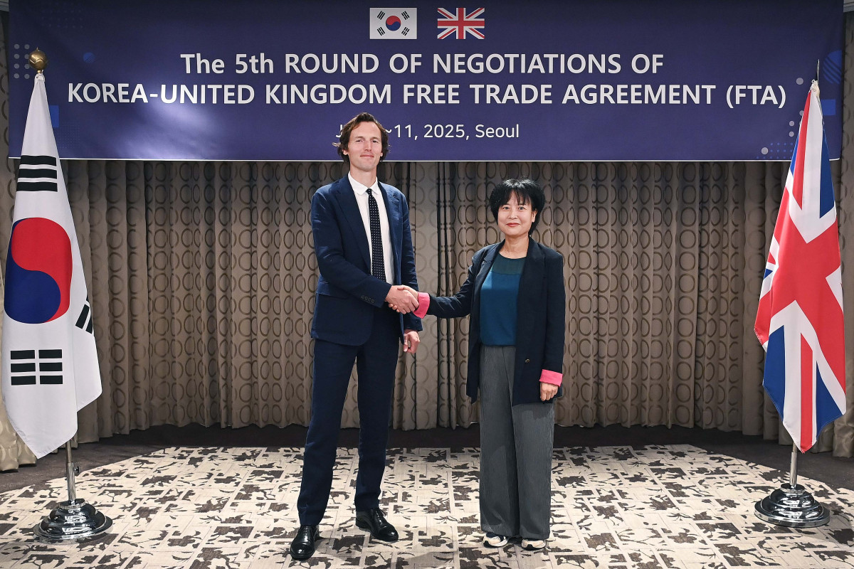 ▲권혜진 산업통상자원부 자유무역협정교섭관(수석대표)이 7일 서울 소공동 롯데호텔에서 아담 펜(Adam Fenn) 영국 기업통상부 부국장(수석대표)과 '한-영국 자유무역협정(FTA) 5차 개선협상'에 앞서 기념 촬영을 하고 있다. (사진제공=산업통상자원부)