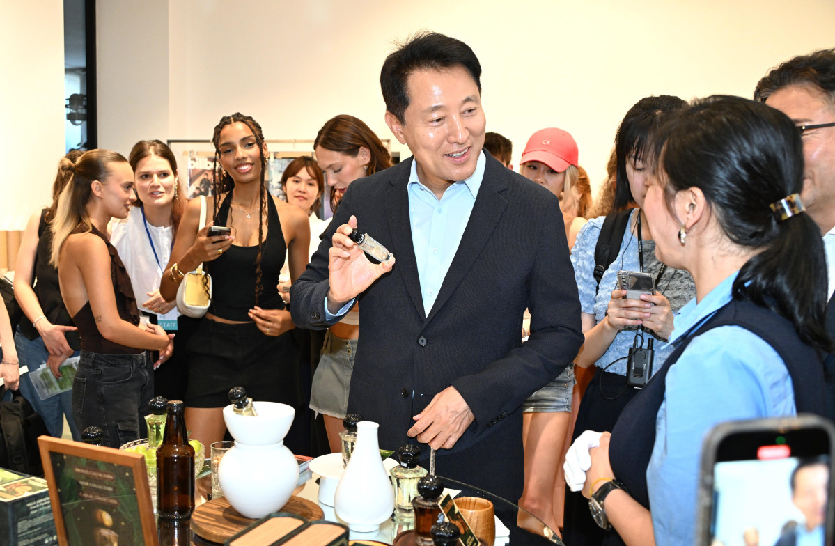 ▲오세훈 서울시장이 4일(현지시간) 이탈리아 밀라노 대표 편집숍 '10 꼬르소 꼬모(10 Corso Como)' 매장을 서울의 뷰티·패션·K팝 분위기로 꾸민 팝업 전시장(K-Vibe from Seoul)을 방문하고 있다. (연합뉴스)