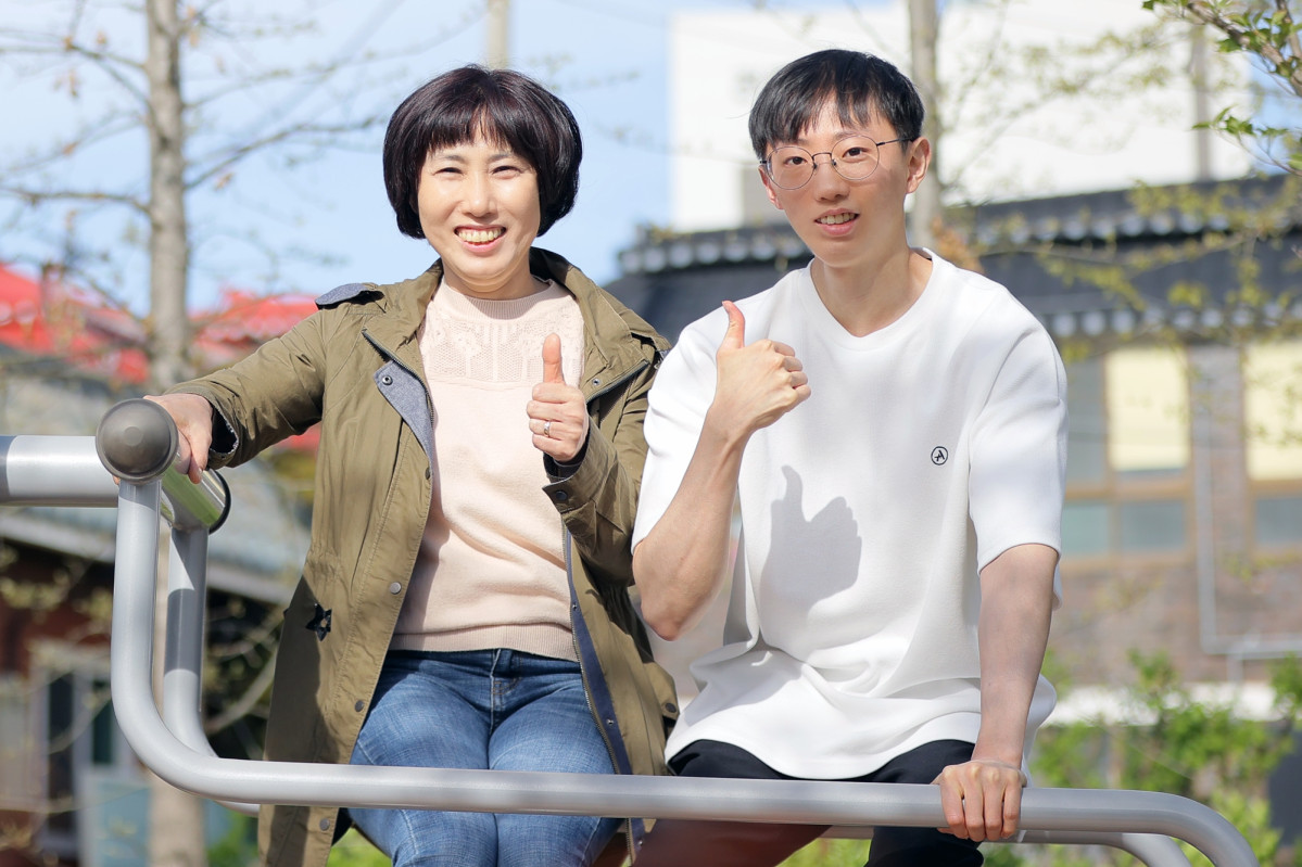 ▲10번이 넘는 두경부암 수술을 이겨내고 턱걸이 챔피언이라는 타이틀을 얻게 된 김동호(오른쪽) 씨와 그의 어머니. (서울아산병원)