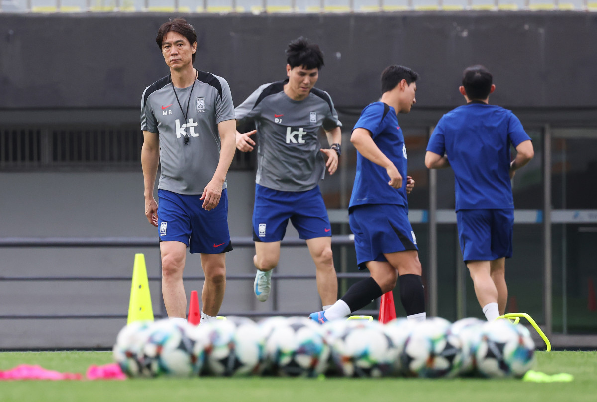 ▲2025년 동아시아축구연맹(EAFF) E-1 챔피언십(동아시안컵)을 앞둔 축구 국가대표팀 홍명보 감독이 4일 경기도 성남시 중원구 성남종합운동장에서 훈련하는 선수들을 지켜보고 있다. (연합뉴스)
