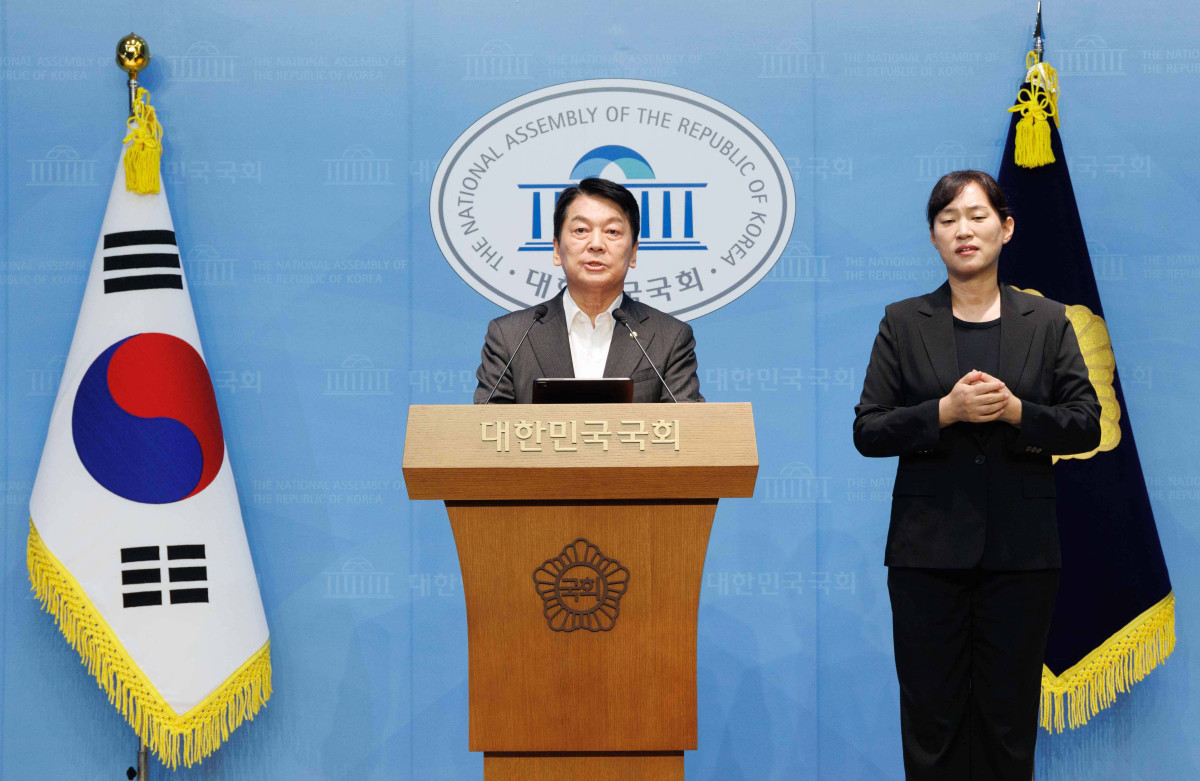 ▲안철수 국민의힘 의원이 7일 서울 여의도 국회 소통관에서 기자회견을 열고 당 혁신위원장 사퇴와 전당대회 출마 의사를 밝히고 있다. 신태현 기자 holjjak@