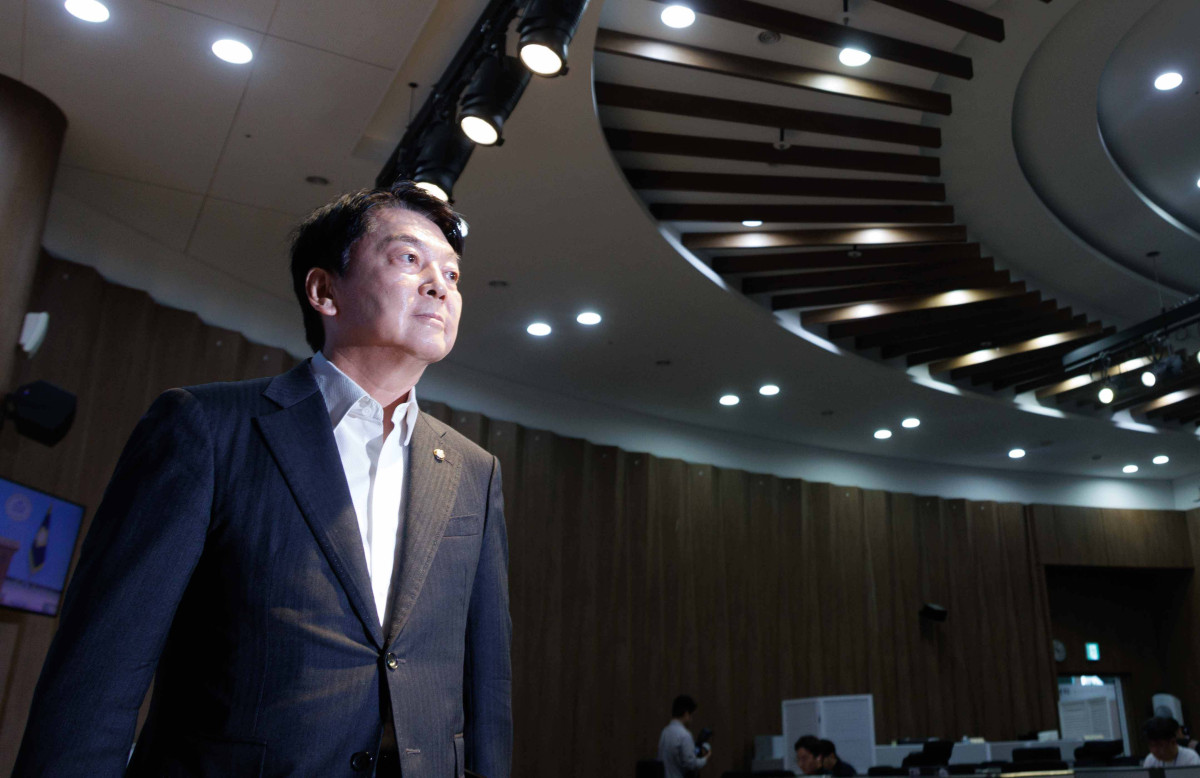 ▲안철수 국민의힘 의원이 7일 서울 여의도 국회 소통관에서 기자회견을 열고 당 혁신위원장 사퇴와 전당대회 출마 의사를 밝힌 뒤 나서고 있다. 신태현 기자 holjjak@