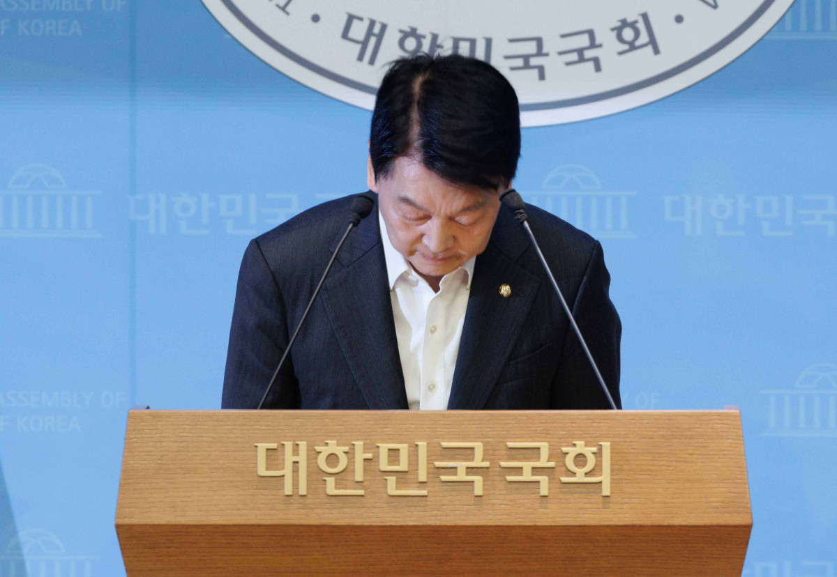 ▲안철수 국민의힘 의원이 7일 서울 여의도 국회 소통관에서 기자회견을 열고 당 혁신위원장 사퇴와 전당대회 출마 의사를 밝히기 앞서 인사하고 있다. 신태현 기자 holjjak@