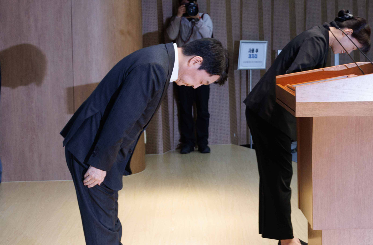 ▲안철수 국민의힘 의원이 7일 서울 여의도 국회 소통관에서 기자회견을 열고 당 혁신위원장 사퇴와 전당대회 출마 의사를 밝힌 뒤 인사하고 있다. 신태현 기자 holjjak@