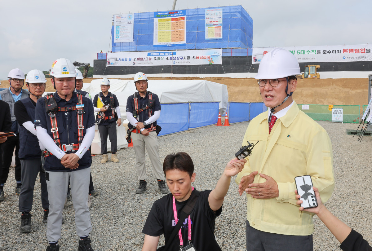 ▲김민석 국무총리가 7일 세종시 국립도시건축박물관 건설 현장을 찾아 폭염 대비 상황 등을 점검하고 있다. (연합뉴스)