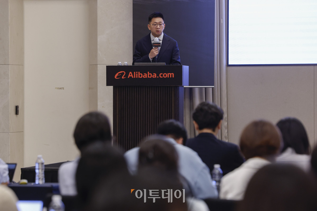 ▲션 양 알리바바닷컴 글로벌 사업개발 총괄 본부장이 7일 서울 강남구 조선팰리스 서울 강남에서 열린 알리바바닷컴 트레이드 어슈어런스 국내 공식 출시 기자간담회에서 발표를 하고 있다. 조현호 기자 hyunho@
