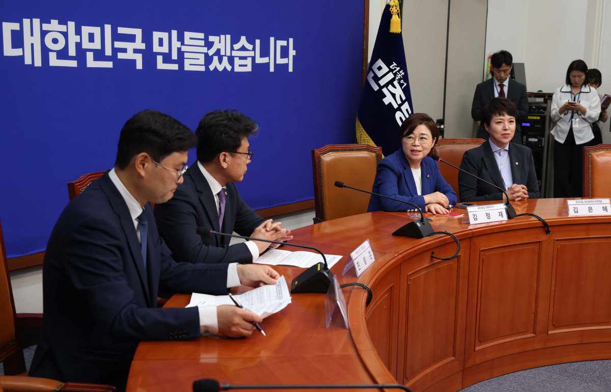 ▲김정재 국민의힘 정책위의장이 7일 서울 여의도 국회에서 열린 더불어민주당-국민의힘 정책위의장 상견례에서 발언하고 있다. 신태현 기자 holjjak@