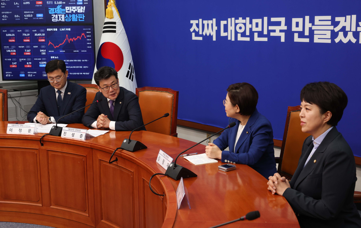 ▲진성준 더불어민주당 정책위의장이 7일 서울 여의도 국회에서 열린 더불어민주당-국민의힘 정책위의장 상견례에서 발언하고 있다. 신태현 기자 holjjak@