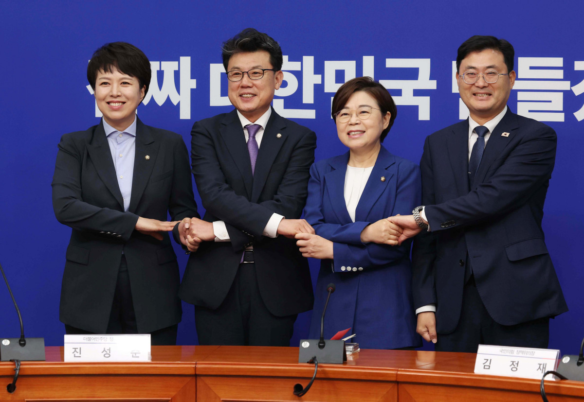 ▲진성준 더불어민주당 정책위의장과 김정재 국민의힘 정책위의장이 7일 서울 여의도 국회에서 상견례를 갖고 인사하고 있다. 왼쪽부터 김은혜 국민의힘 원내정책수석부대표 겸 정책위 수석부의장, 진 의장, 김 의장 이정문 민주당 정책위 수석부의장. 신태현 기자 holjjak@