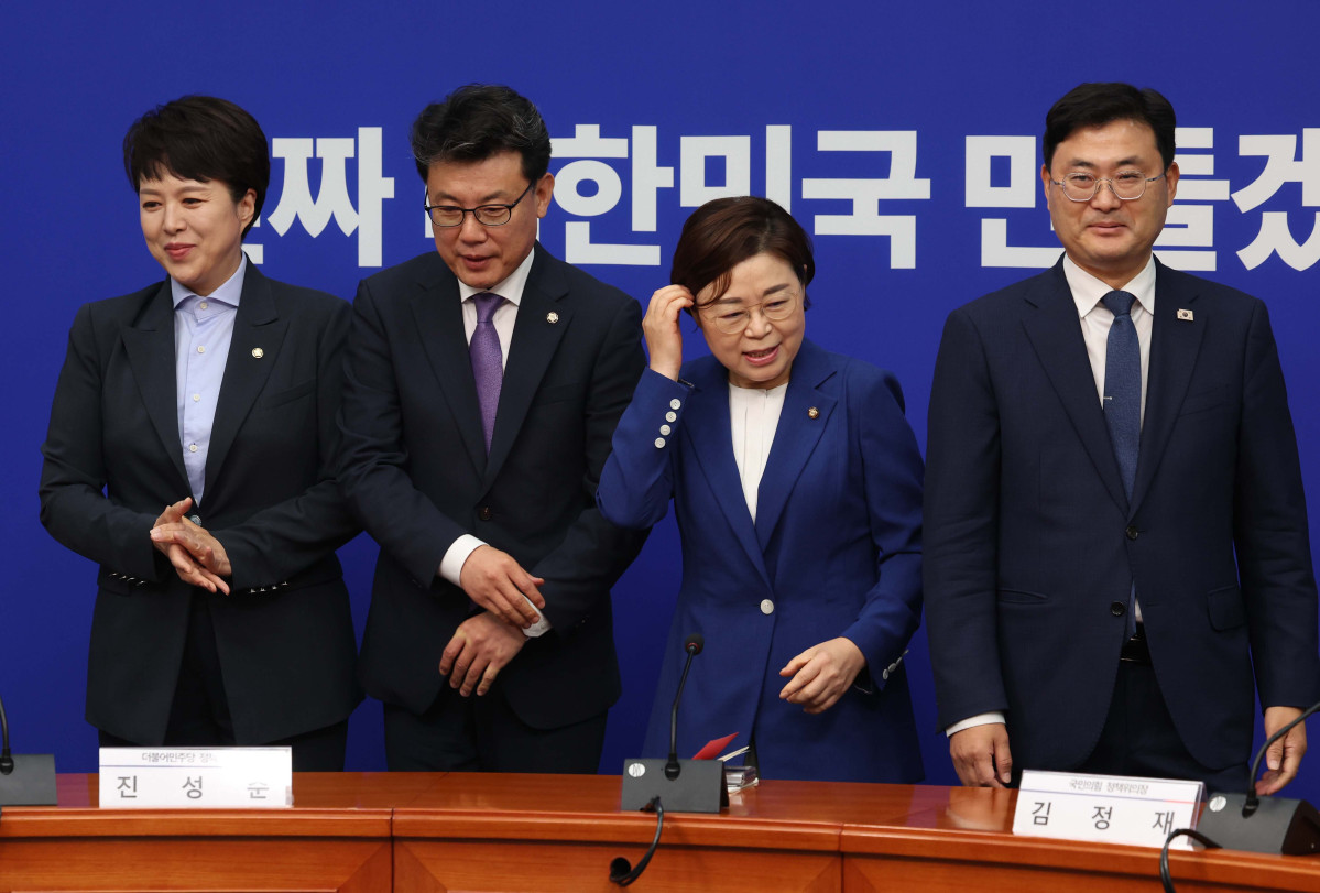 ▲진성준 더불어민주당 정책위의장과 김정재 국민의힘 정책위의장이 7일 서울 여의도 국회에서 상견례를 갖고 기념촬영을 마친 뒤 각자 자리로 향하고 있다. 왼쪽부터 김은혜 국민의힘 원내정책수석부대표 겸 정책위 수석부의장, 진 의장, 김 의장 이정문 민주당 정책위 수석부의장. 신태현 기자 holjjak@