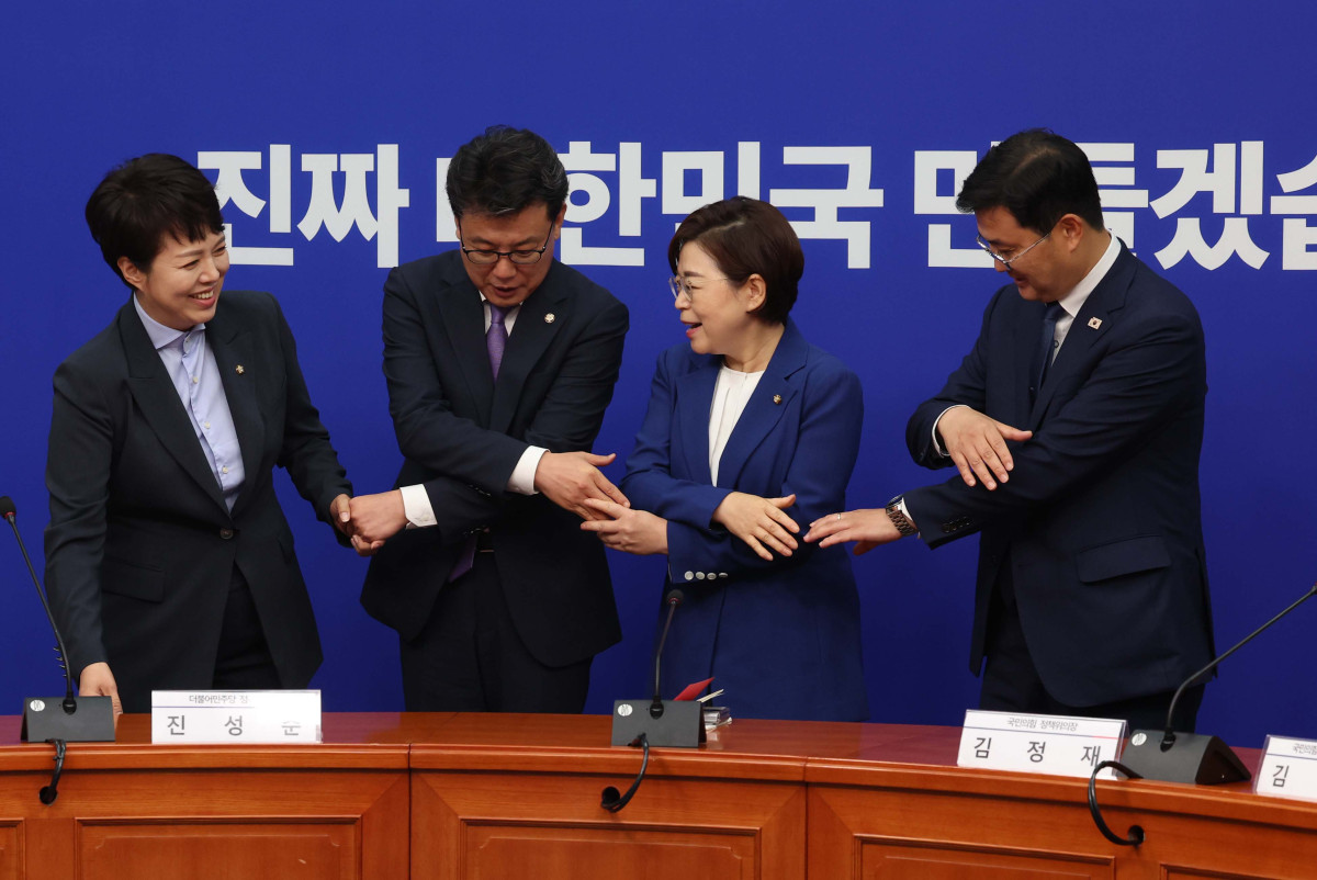 ▲진성준 더불어민주당 정책위의장과 김정재 국민의힘 정책위의장이 7일 서울 여의도 국회에서 상견례를 갖고 인사하고 있다. 왼쪽부터 김은혜 국민의힘 원내정책수석부대표 겸 정책위 수석부의장, 진 의장, 김 의장 이정문 민주당 정책위 수석부의장. 신태현 기자 holjjak@