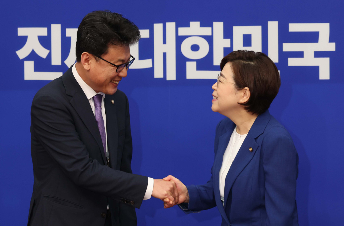 ▲진성준 더불어민주당 정책위의장과 김정재 국민의힘 정책위의장이 7일 서울 여의도 국회에서 상견례를 갖고 인사하고 있다. 신태현 기자 holjjak@